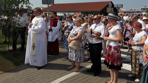 Mimo wielkiego skwaru w procesji uczestniczyły całe rodziny z małymi często dziećmi, osoby starsze i niepełnosprawne. Fot. Elżbieta Rupniewska