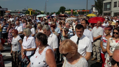 Mimo wielkiego skwaru w procesji uczestniczyły całe rodziny z małymi często dziećmi, osoby starsze i niepełnosprawne. Fot. Elżbieta Rupniewska