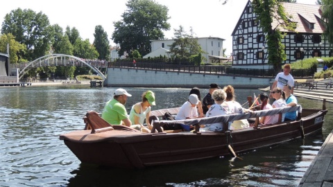 Kilkanaście kajaków z łodzią pokonało odcinek z bydgoskiej Wyspy Młyńskiej do Fordonu. Fot. Tatiana Adonis