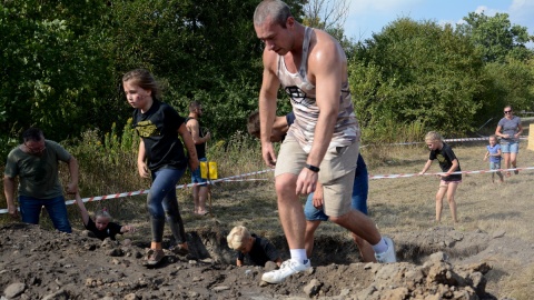 Zawodnicy musieli stawić czoła czterdziestu przeszkodom, które czekały na nich trasie ekstremalnego biegu. Fot. Sławomir Jezierski