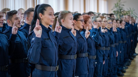 W Komendzie Wojewódzkiej Policji w Bydgoszczy odbyło się uroczyste ślubowanie przyjętych do służby policjantów. Fot. Policja