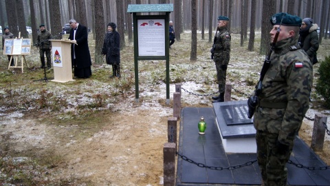 Uczczono pamięć trzech robotników leśnych, których 13 grudnia 1944 r zabił niemiecki patrol policji. Fot. Henryk Żyłkowski