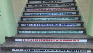 Ważne daty na schodach. Szkoły z regionu finalistami konkursu