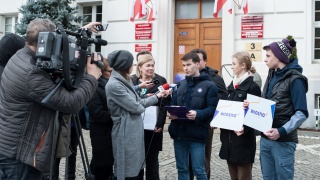 Wiosenne porządki partii Wiosna. Pytania o zarobki urzędników