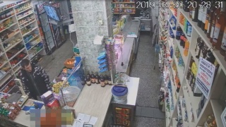 Kim jest ten młody mężczyzna Płacił zgubioną kartą [wideo]