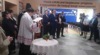 Marzenia się spełniają. Tak śpiewają dzieci w pięknej, rozbudowanej szkole