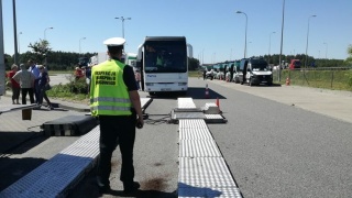 Szarpanie, opukiwanie i podglądanie: ruszył sezon na kontrole autokarów