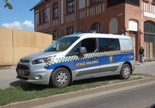 Zrobił zdjęcie strażników, parkujących na trawniku. Dozwolone przy interwencji