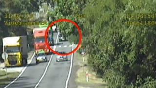 Wyprzedzali na przejściu dla pieszych, ale spieszyli się do mandatu i punktów karnych [wideo]