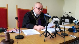 Zaświadczenie od proboszcza narusza zasadę równego traktowania. Działacz SLD wygrywa ze szkołą o. Tadeusza Rydzyka