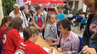 Wystartowała „Wyprawka dla Żaka”. Pierwszych 100 dzieci dostało swoje plecaki [wideo]