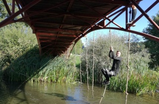 Wspinali się na ścianę w lesie, wisieli pod mostem.Terenowa Masakra w Bydgoszczy [zdjęcia]