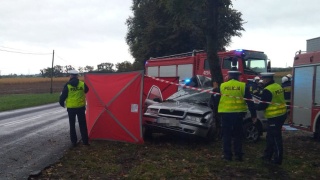 37-letni kierowca uderzył w drzewo, zginął na miejscu. Wypadek pod Brodnicą