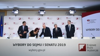PKW: głosy policzone. Komisja podała szczegółowe wyniki wyborów, frekwencję... [wideo]