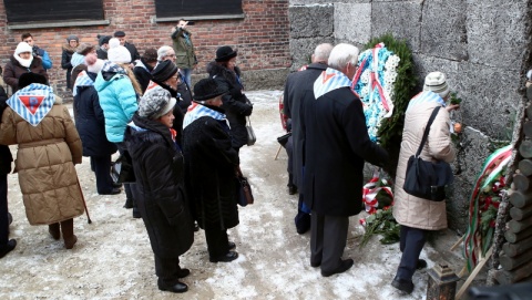 74. rocznica wyzwolenia obozu w Auschwitz. Byli więźniowie złożyli kwiaty pod Ścianą Straceń