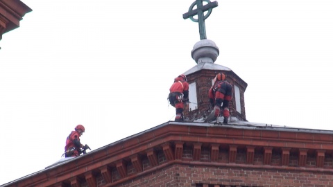 Wiatr naderwał dach I LO oraz kościoła w Bydgoszczy [wideo]