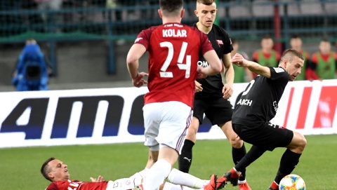 Ekstraklasa piłkarska - derby Krakowa dla Wisły, Piast wciąż mocny