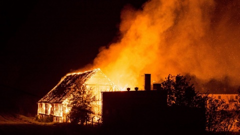 Spłonęła stodoła w Mąkowarsku. Na miejscu było 9 zastępów straży