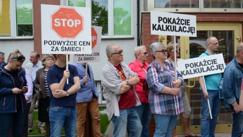 Nie chcą płacić więcej za śmieci. Protest w Inowrocławiu