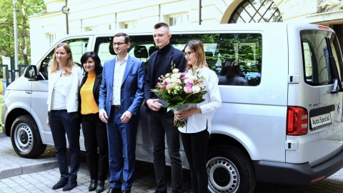 Premier przekazał rodzicom sześcioraczków z Krakowa kluczyki do samochodu