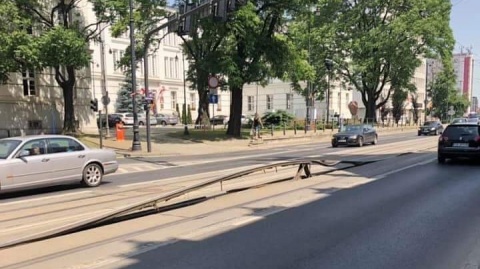 Torowisko na Jagiellońskiej w Bydgoszczy się poddało Stal wymiękła, tramwaje stoją [aktualizacja]