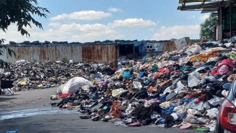 Kryzys w Wojnowie: 300 ton odpadów zalega na posesji. Śmierdzą, trują, straszą...