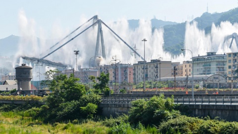 Wysadzono pozostałości zawalonego mostu w Genui