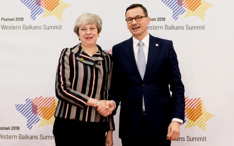 Morawiecki dostał od premier May nietypowy prezent - paletki do ping-ponga