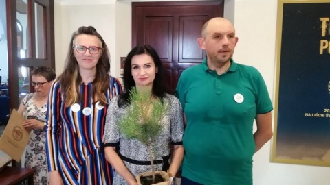 Pojawili się z sadzonkami drzew na sesji Rady Miejskiej w Toruniu. Dlaczego