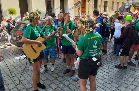 Z Torunia wyruszyli pieszo na Jasną Górę. Iść do Matki Boskiej to coś pięknego