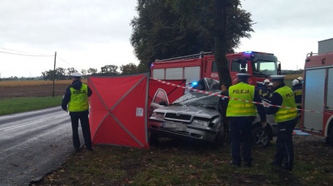 37-letni kierowca uderzył w drzewo, zginął na miejscu. Wypadek pod Brodnicą