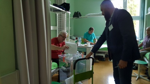Głosowanie w szpitalach. Urna zostaje dostarczona do sali chorych