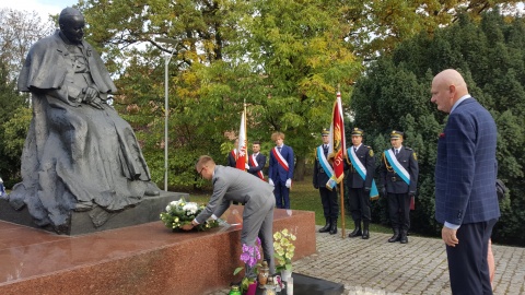 Kwiaty pod pomnikiem Jana Pawła II. Dzień Papieski w Toruniu