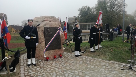 Ku czci marynarzy stacjonujących w czasie wojny nad Brdą powstał ten pomnik