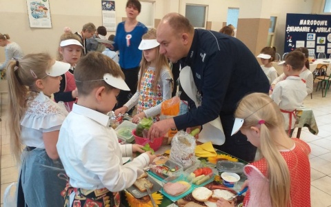 Zdrowe śniadanie daje moc. Uczniowie sami je przygotowali, a potem zjedli