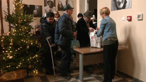 Samotni, pogubieni, porzuceni, chorzy. Potrzebujących dostali paczki od Caritas [zdjęcia, wideo]