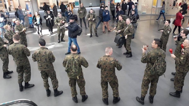 Niezwykły flash mob na dworcu PKP Pasażerowie zaskoczeni. Artyści też [video]