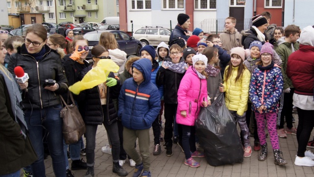 Butelki, kapcie, a nawet sofę. Takie śmieci znaleźli podczas sprzątania ziemi