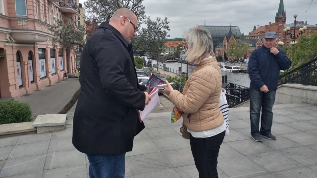 Mało flag w bydgoskich oknach Krzysztof Drozdowski chce to zmienić