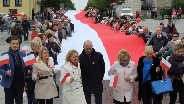 Stumetrowa biało-czerwona i tort, czyli Dzień Flagi RP we Włocławku