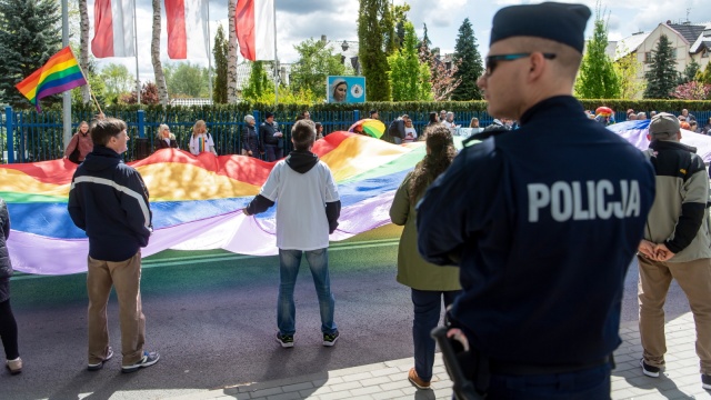 Manifestacja Toruńskiego Strajku Kobiet pod siedzibą rozgłośni redemptorystów