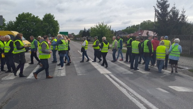 Mieszkańcy zablokowali drogę nr 254. Drogowcy: Jej remont jest pewny [wideo]