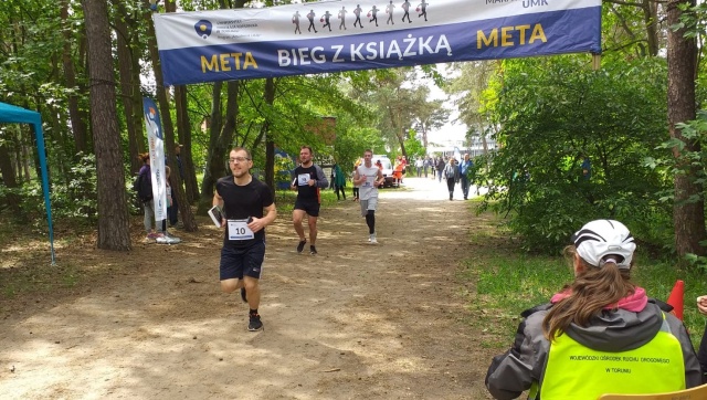 Kultura fizyczna czyli Bieg z książką w Toruniu