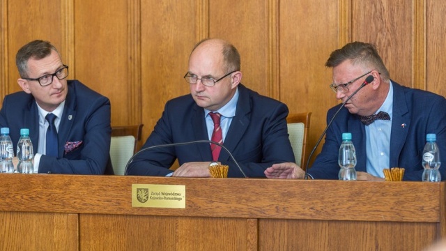 Jest wotum zaufania dla zarządu województwa. Ale nie obyło się bez protestów