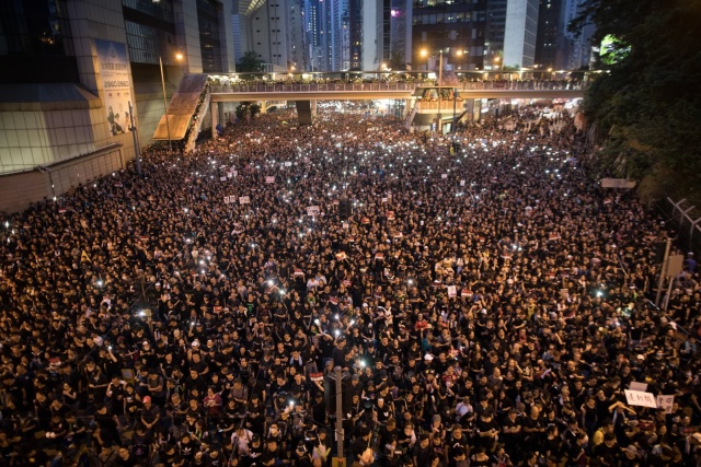 W Hongkongu setki tysięcy osób protestują przeciw ekstradycji do Chin