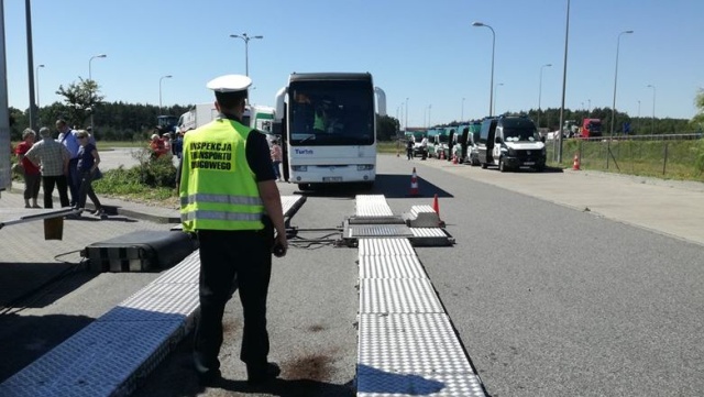 Szarpanie, opukiwanie i podglądanie: ruszył sezon na kontrole autokarów