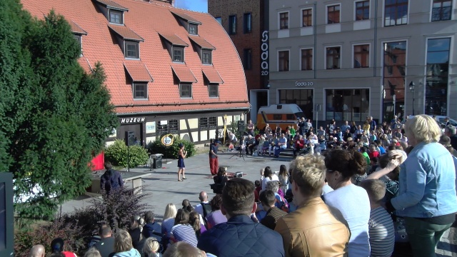 Kuglarze, akrobaci i iluzjoniści. Sztuka ulicy na festiwalu w Bydgoszczy [wideo]