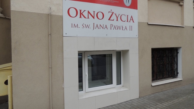 Kilkudniowa dziewczynka w Oknie życia we Włocławku. Jest zdrowa i zadbana