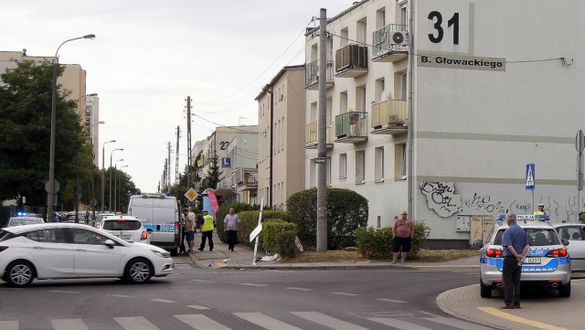 Samochód uderzył w znak, który przewrócił się na pieszego. 29-latek nie żyje