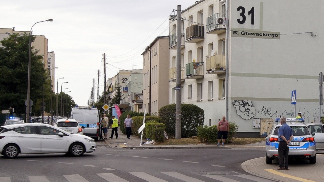 Samochód uderzył w znak, który przewrócił się na pieszego. 29-latek nie żyje